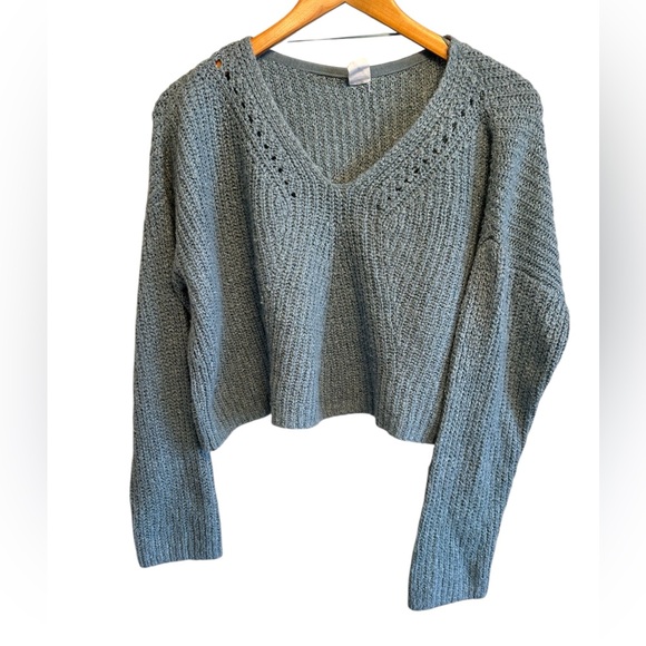 Me to We Sweaters - Me to We Women's Blue V-Neck Sweater cropped sweater. Size small